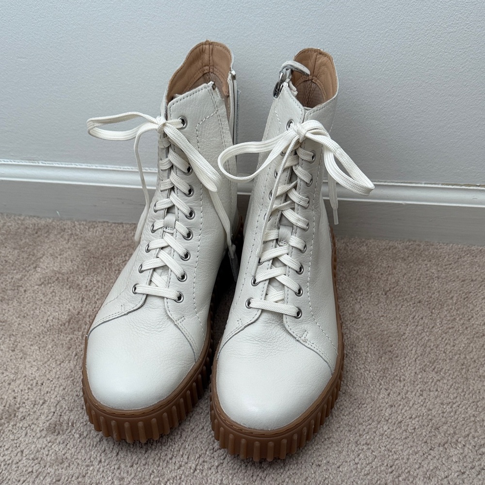 Stylish Cream colored Leather Clarks women's Boots - Picture 8 of 9